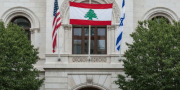 флаги США, Израиля, Ливана