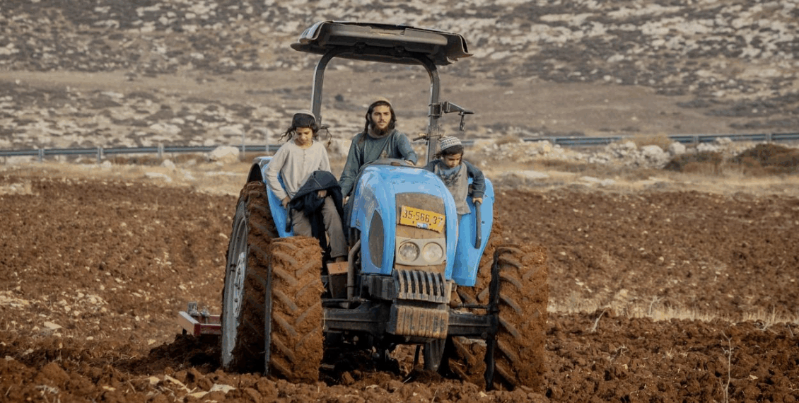 Молодешь холмов на тракторе