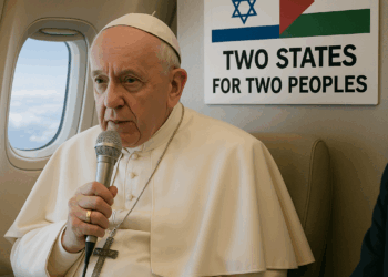 Папа римский в самолете