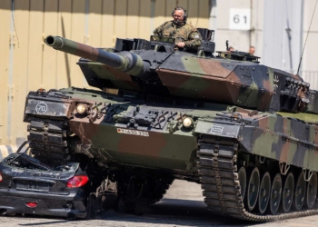 танк Leopard наехал на автомобиль, многополярность мира