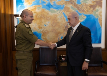 Премьер-министр Израиля Биньямин Нетаньяху пожимает руку генерал-майору Роману Гофману во время официальной встречи.